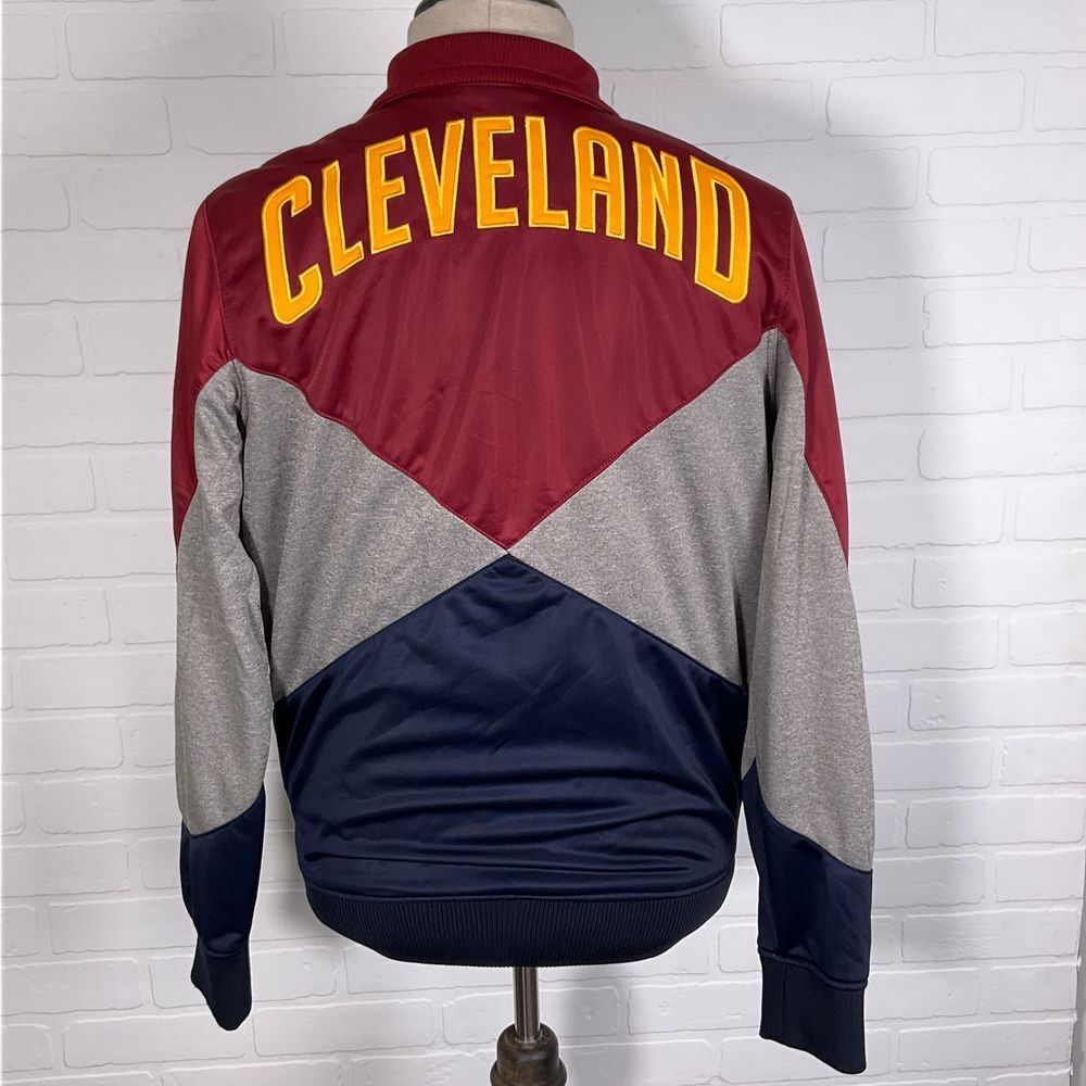 NBA UNK Jacket Mens Medium Red Blue Gray CLEVELAND Stitched Spellout Zip